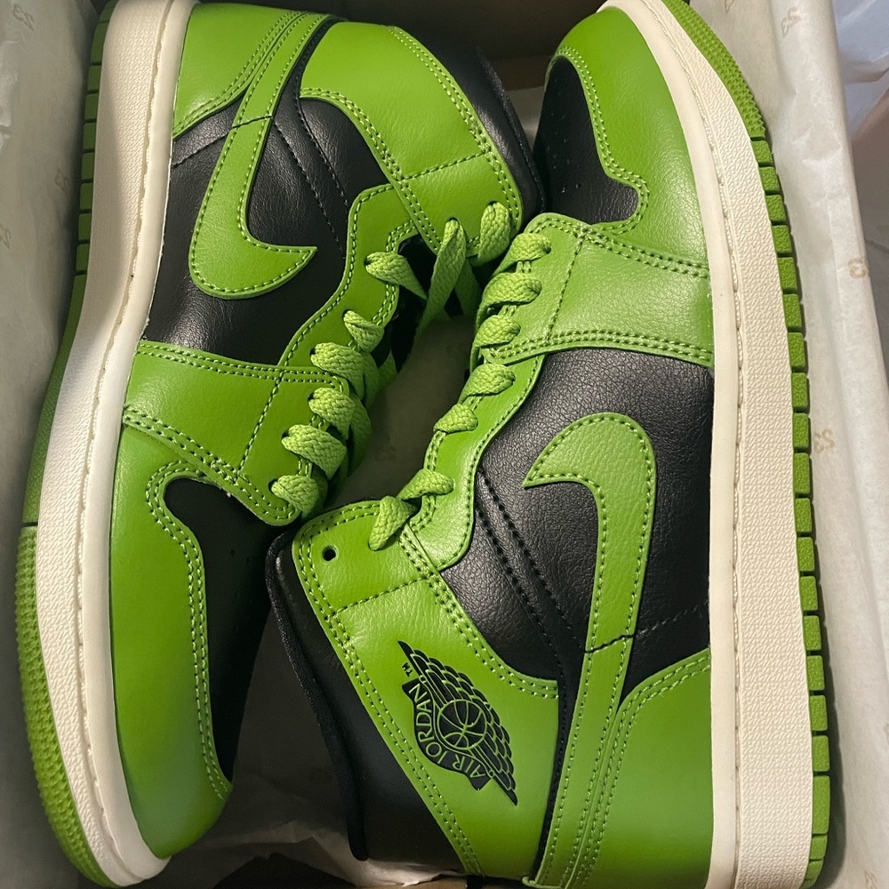 Brand new Jordan’s! Never worn or even tried on. Womens size 8.